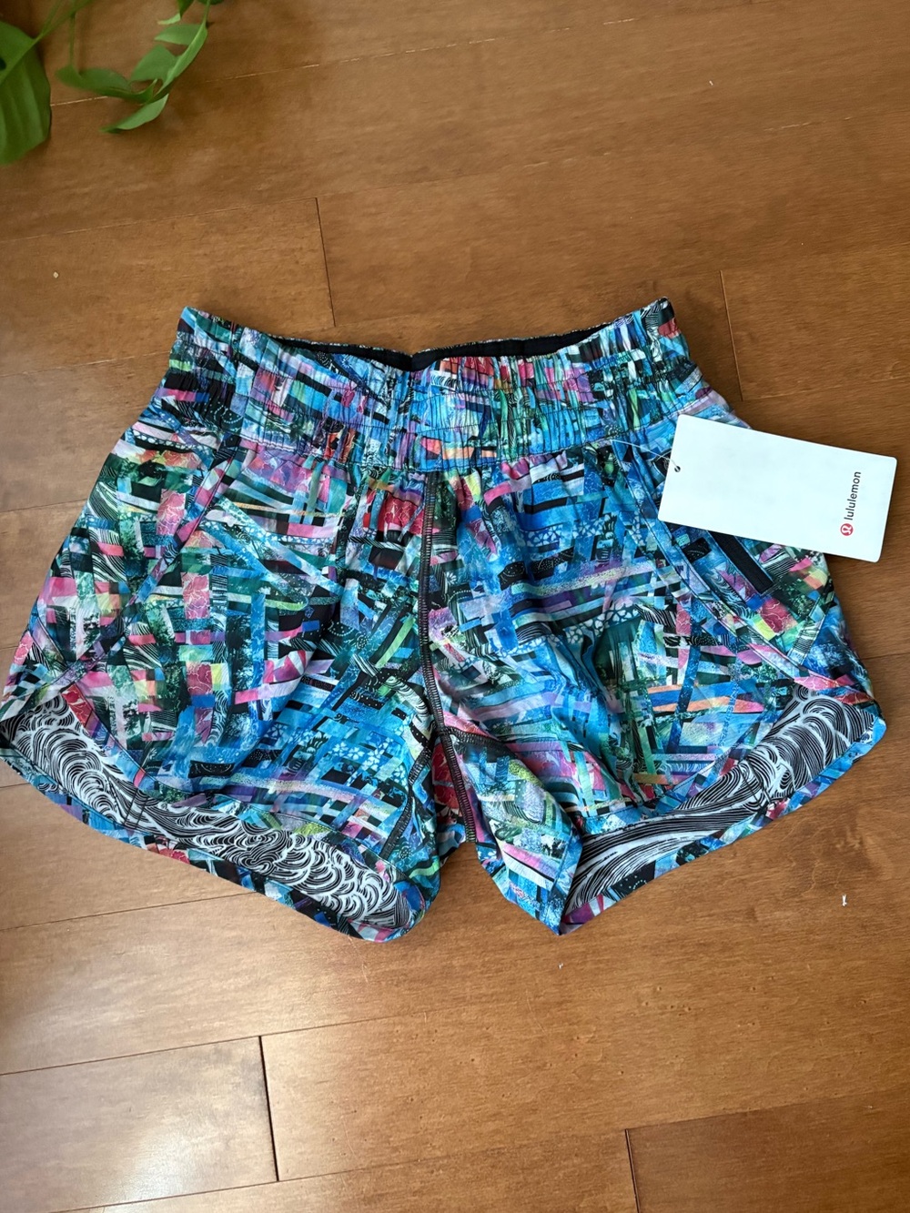 Lululemon • Tracker Shorts V 4” Seawheeze Edition • Size 6